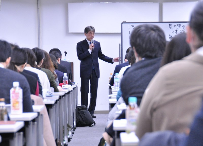 無期雇用転換ルールや労働契約法について講師の説明に耳を傾ける企業の人事労務担当者ら=東京都千代田区で、塩田彩撮影
