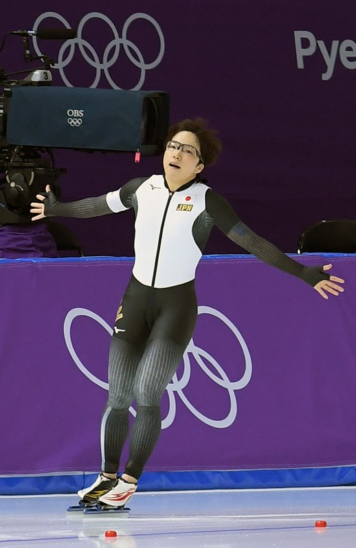 スピードスケート女子500メートルを滑り終えて両手を広げる小平奈緒=江陵オーバルで2018年2月18日、手塚耕一郎撮影