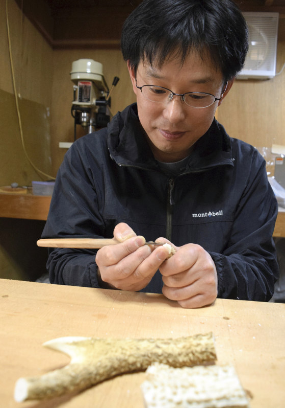 工芸：鹿角細工独り技磨く フィギュア制作経験活用 奈良 | 毎日新聞