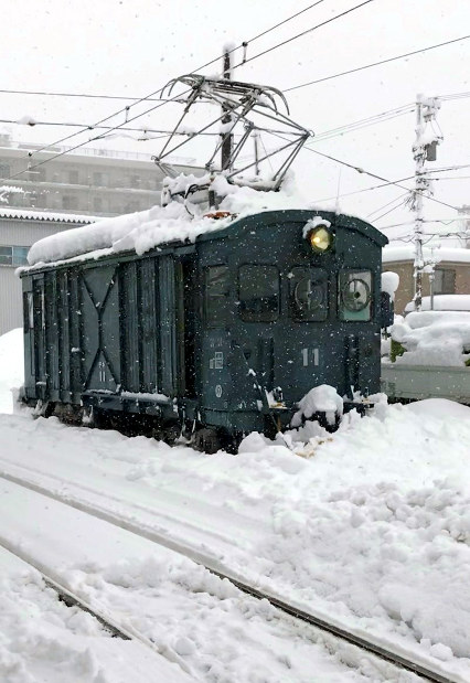除雪のため出動したデキ１１＝福井鉄道提供