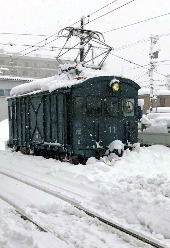 除雪のため出動したデキ11=福井鉄道提供