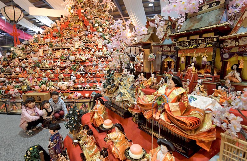ビッグひな祭り：全国から3万体 徳島・勝浦で一足早い春 | 毎日新聞