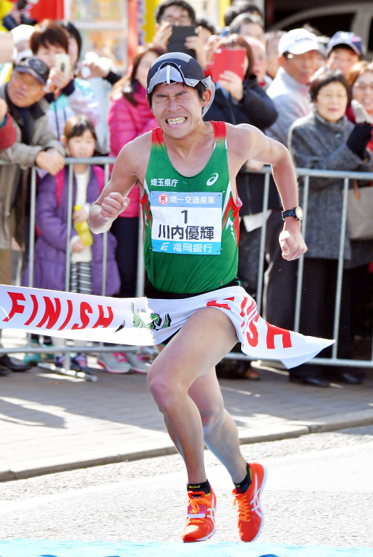 1位でフィニッシュする川内優輝=北九州市小倉北区で2018年2月18日、森園道子撮影