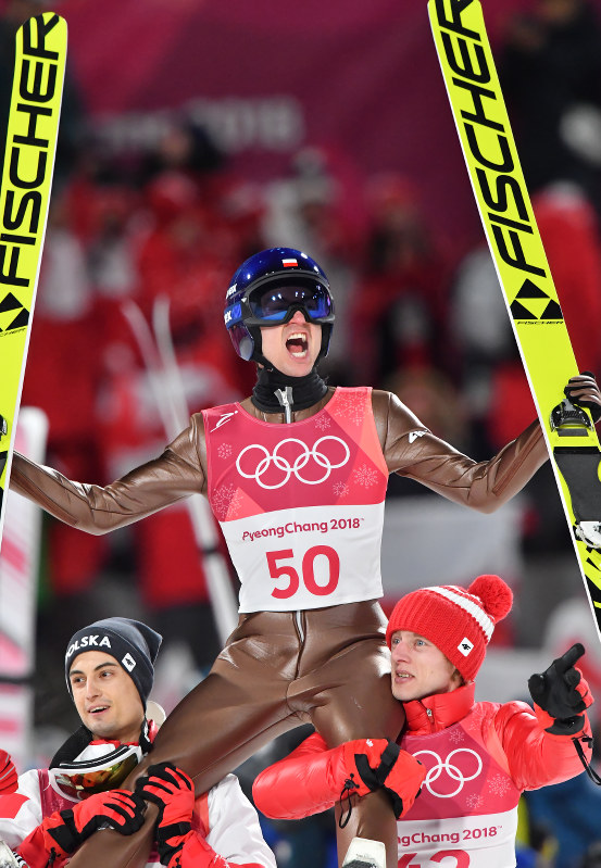 五輪ジャンプ 着地の瞬間 勝利確信 ストッフ 毎日新聞