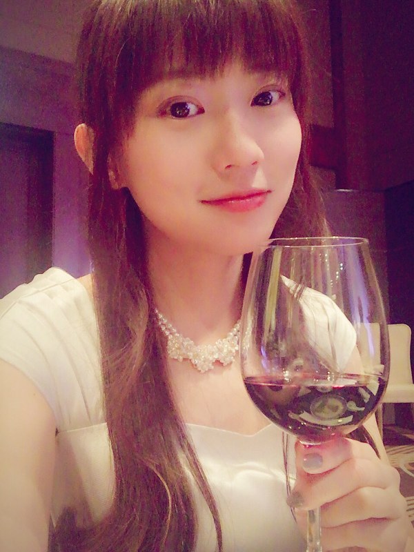 日本人の友人の結婚式でパシャリ!友人のウエディングドレス姿を見て、私もいつか着たいなぁって改めて感じました(笑い)