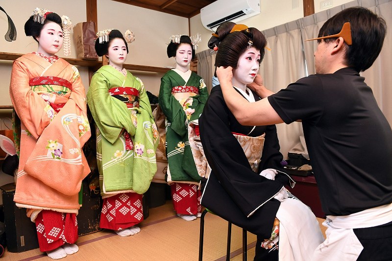京都：春めく花街、鮮やか芸舞妓 北野をどり・衣装合わせ [写真