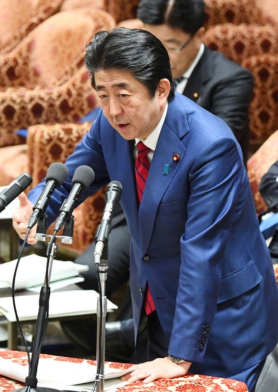 衆院予算委員会で裁量労働制に関する厚生労働省のデータに疑義が生じている問題について答弁する安倍晋三首相=国会内で2018年2月20日午前11時20分、川田雅浩撮影