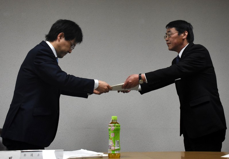 阿部貞康教育長(左)に答申する第三者委員会の若杉裕二委員長=福島県南相馬市原町区本町の南相馬市役所で2018年2月19日午後7時1分、高井瞳撮影