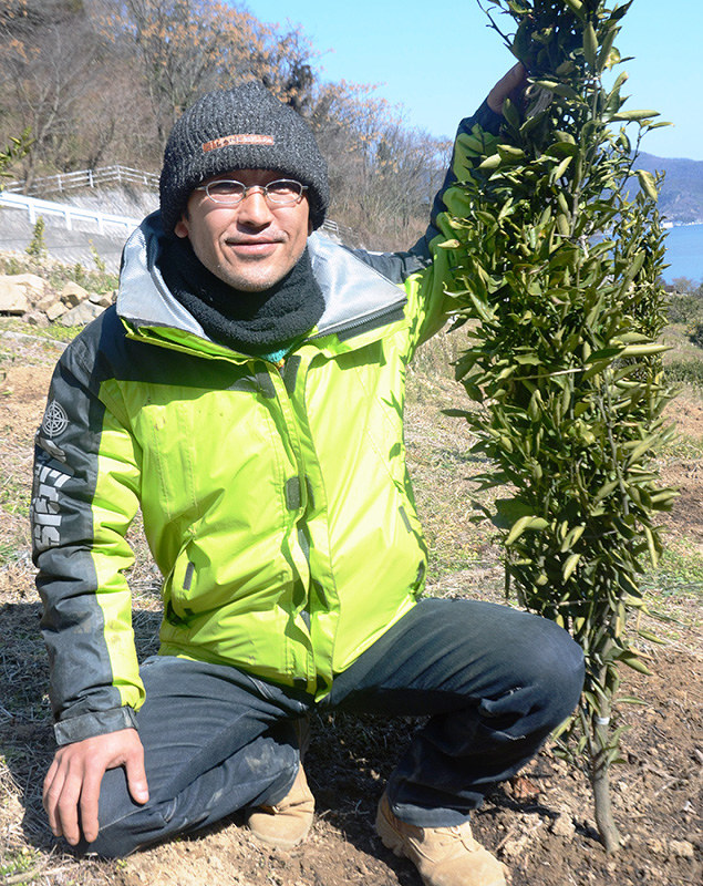 脱サラでミカン農場を開墾した藤原仁智さん=広島県福山市で、真下信幸撮影