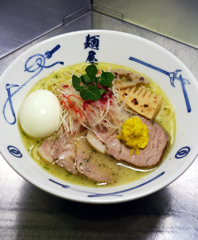 発汗や冷涼感などの作用がある漢方の食材をトッピングした「華爽快ら~麺」=日本薬科大提供