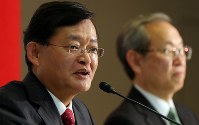 東芝の会長兼ＣＥＯへの就任が決まった元三井住友銀行・副頭取の車谷暢昭氏（左）。右は東芝の綱川智社長＝２０１８年２月１４日、小川昌宏撮影