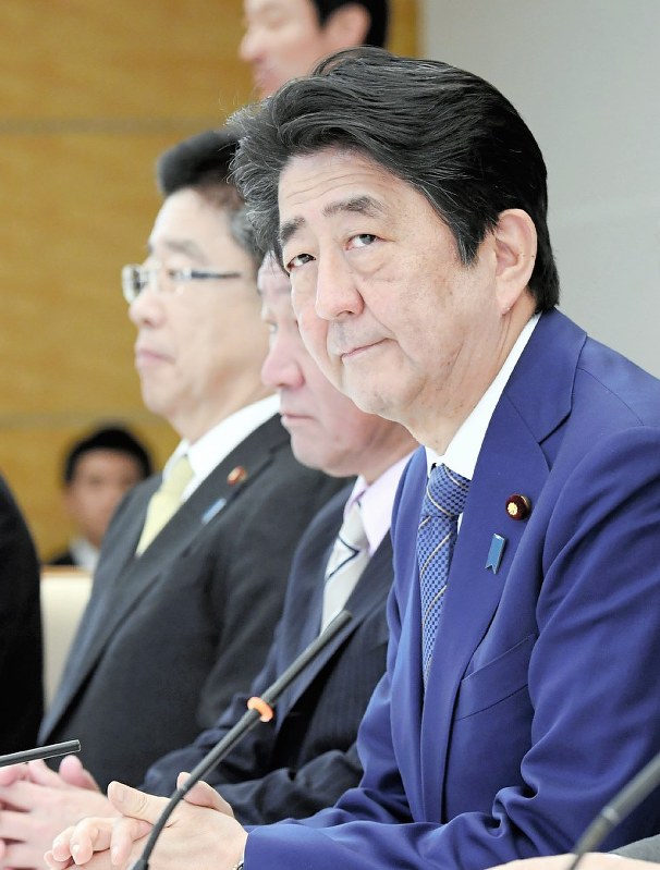 安倍晋三首相(手前)と加藤勝信厚生労働相(左奥)=川田雅浩撮影