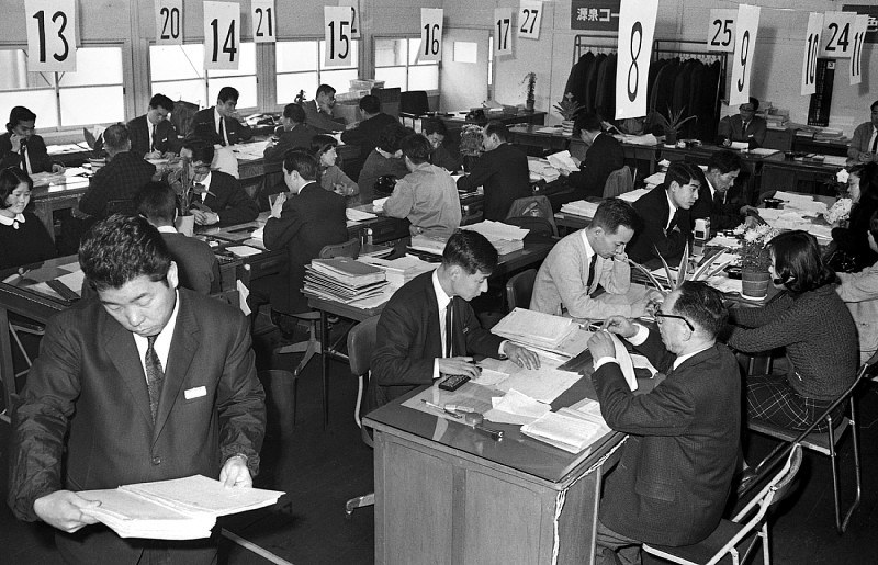 関西50年前：【昭和43年3月6日】確定申告 | 毎日新聞