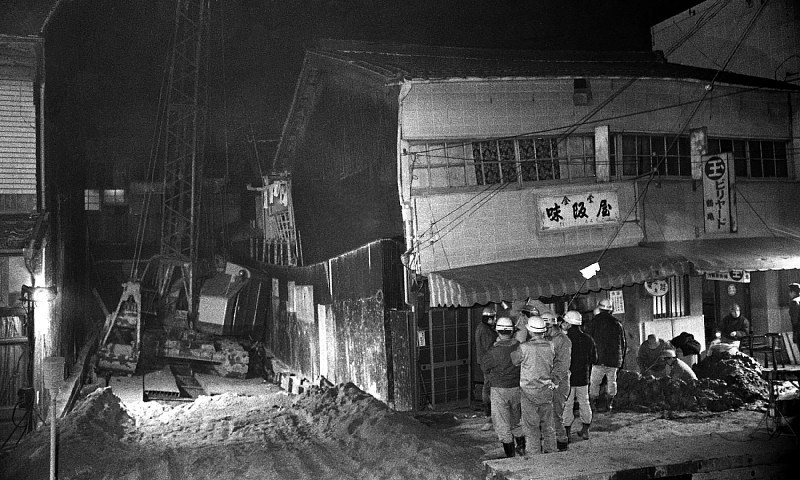 関西50年前：【昭和43年3月18日】「へ」の字に | 毎日新聞