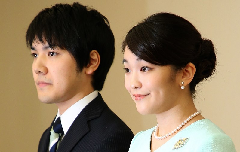 婚約内定の記者会見を終えられた眞子さまと小室圭さん=東京・赤坂東邸で2017年9月3日(代表撮影)
