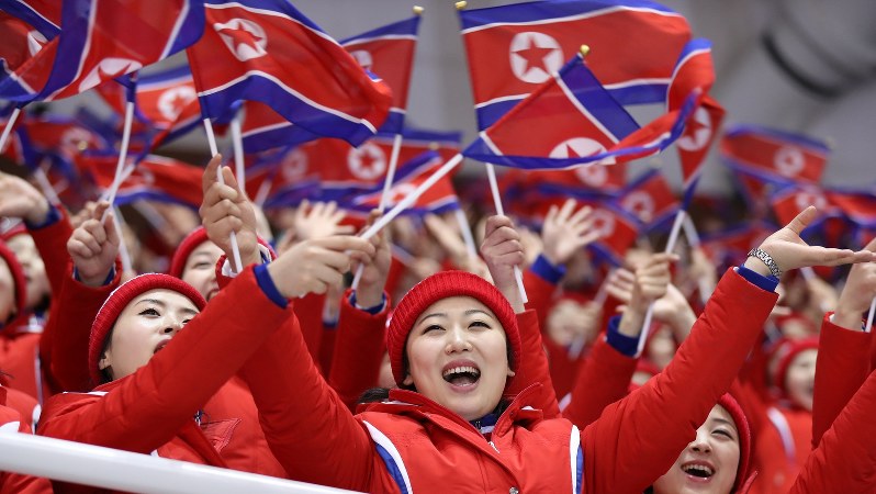 平昌五輪で国旗を手に声援を送る北朝鮮の応援団=2018年2月14日、佐々木順一撮影