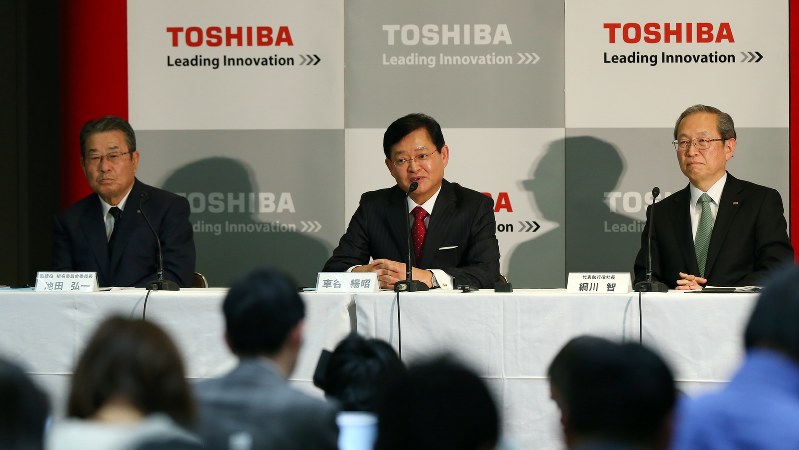 東芝の会長兼CEO就任が決まった車谷暢昭氏(中央)。右は東芝の綱川智社長、左は社外取締役の池田弘一氏=2018年2月14日、小川昌宏撮影