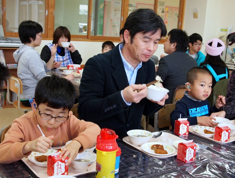 ブランド豚 香福豚 ありがとう 相模原中央支援学校で交流昼食会 地元生産者ら精肉５０キロ贈呈 神奈川 毎日新聞