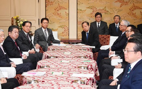 与野党幹事長、書記局長、国対委員長会談に臨む自民党の二階俊博幹事長（中央右）、立憲民主党の長妻昭代表代行（同左）ら＝国会内で２０１８年２月２３日午前１１時２８分、川田雅浩撮影