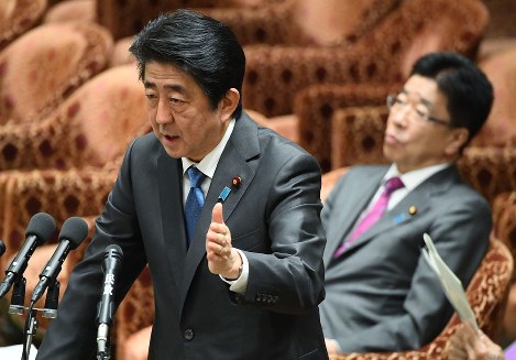 衆院予算委員会で答弁する安倍晋三首相。右奥は加藤勝信厚生労働相＝国会内で２０１８年２月２２日、川田雅浩撮影
