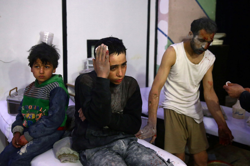 アサド政権軍の攻撃が続く東グータ地区の病院に運び込まれた少年ら=シリアの首都ダマスカス近郊で2018年2月23日、ロイター