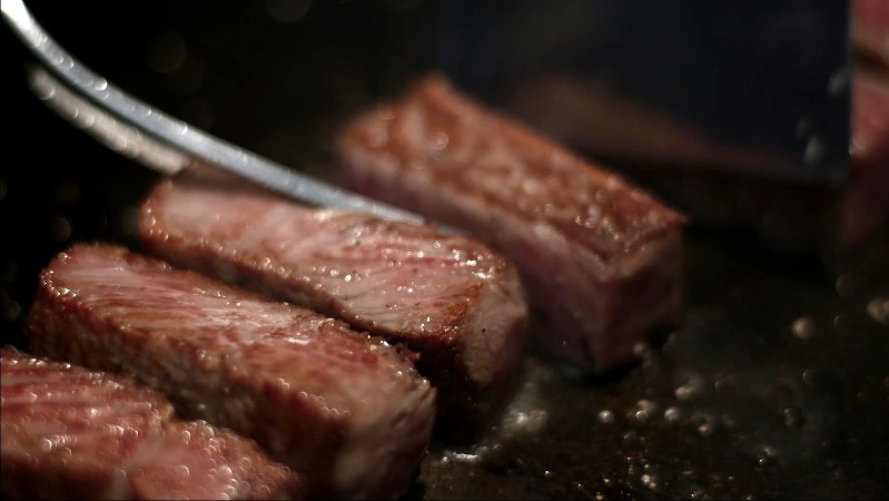 宮崎県が宮崎牛など県産食材をPRするため制作した動画「Sound of hinata food」の一場面=同県提供