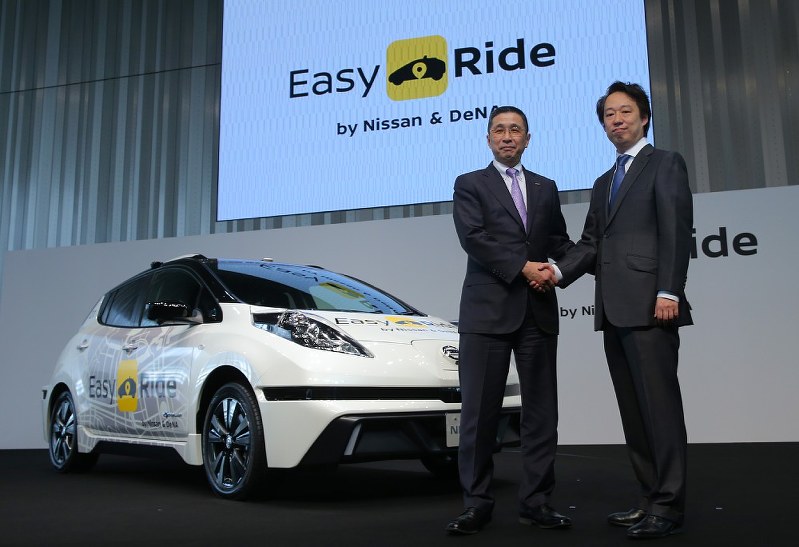 次世代交通サービス「Easy Ride」の実証実験発表記者会見で握手を交わし記念撮影に応じる日産自動車の西川広人社長(左)とディー・エヌ・エーの守安功社長=横浜市西区で2018年2月23日午後1時16分、長谷川直亮撮影