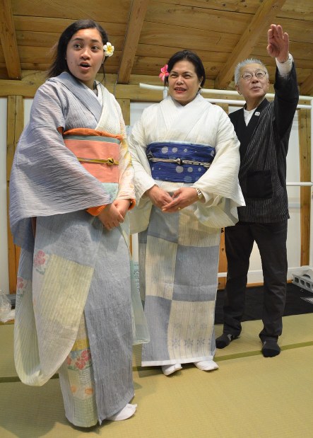麻織物：サモアをイメージ小千谷縮 着物で交流 新潟 | 毎日新聞
