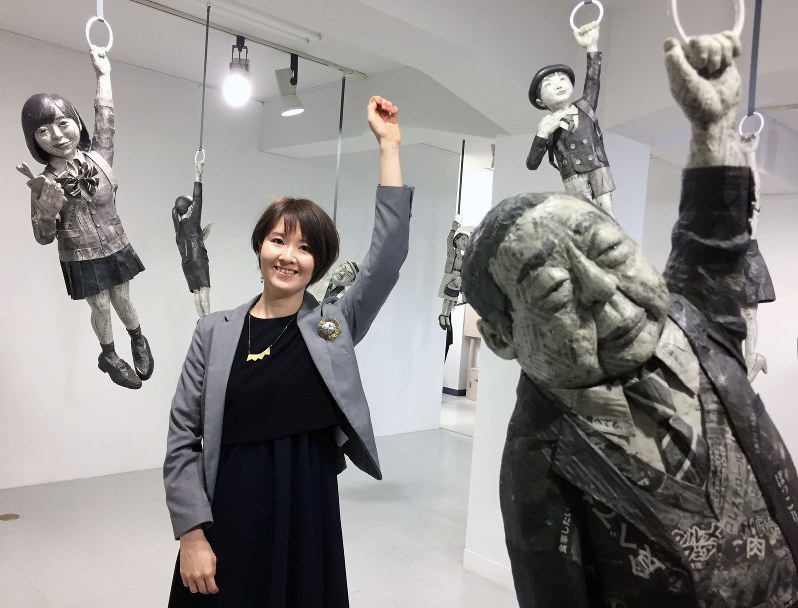 アート：「中吊りの日々」富田菜摘さん個展 電車内の浮遊感、モノクロ