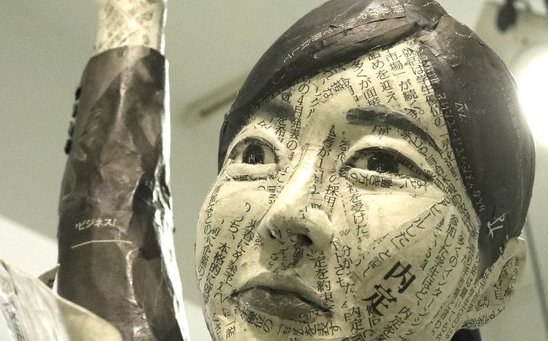 アート：「中吊りの日々」富田菜摘さん個展 電車内の浮遊感、モノクロ