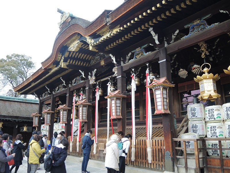 本殿に手を合わせる人々=京都市上京区の北野天満宮で、玉木達也撮影