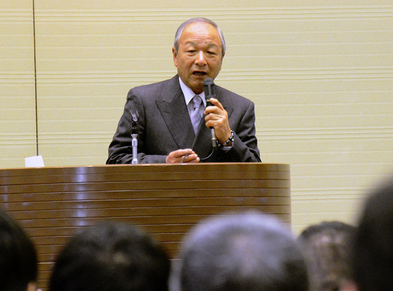 印象に残った指導者について語る福島敦彦さん=広島市中区で、竹内麻子撮影