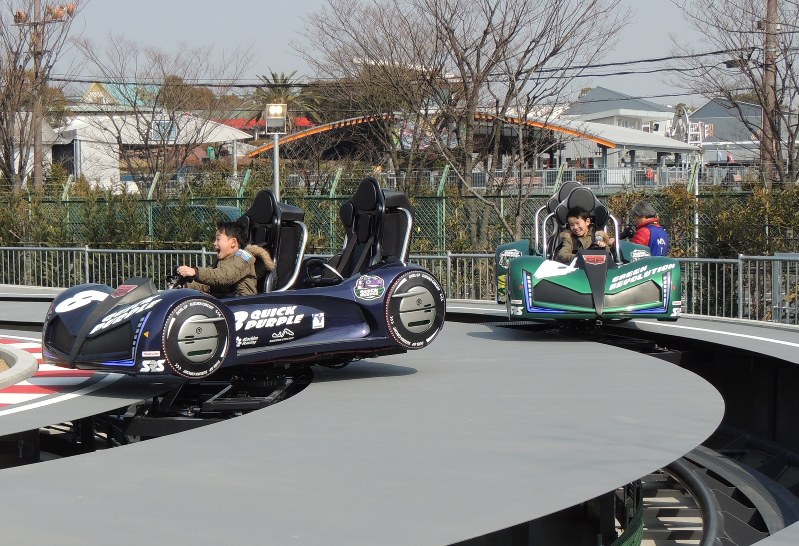 新アトラクション「DUEL GP」を楽しむ招待客
