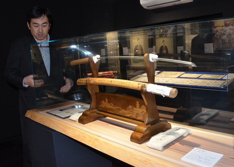 初公開となる個人所蔵の桂小五郎の刀「銘 秀次」など貴重な史料が並ぶ会場