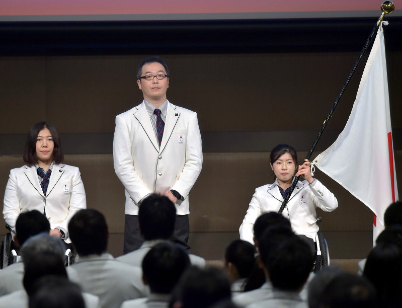 平昌パラリンピック日本選手団の結団式で壇上に並ぶ(左から)大日方団長、須藤主将、村岡旗手=東京都動画港区で26日、藤井達也撮影
