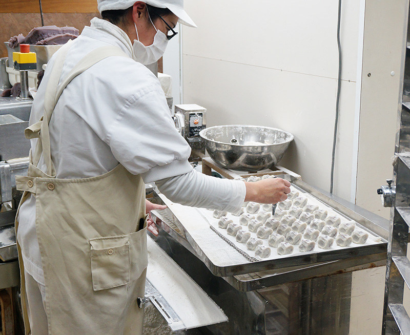 手慣れた手つきでうすかわ饅頭を作る串本儀平の職人=和歌山県串本町で、北林靖彦撮影