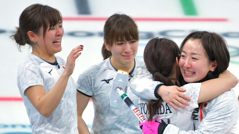 平昌五輪で銅メダルを獲得した日本の女子カーリングチーム=2018年2月24日、手塚耕一郎撮影