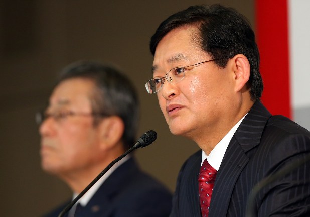 東芝の会長兼CEO就任が決まり、記者会見する元三井住友銀行副頭取の車谷暢昭氏(右)=2018年2月14日、小川昌宏撮影