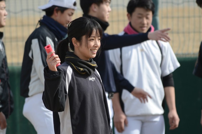 練習中の選手に指示を出す茨城GGの片岡安祐美監督兼選手=茨城県稲敷市で、青木純撮影