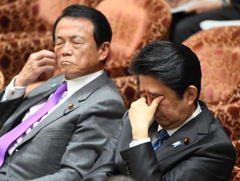 衆院予算委員会で裁量労働制を巡る厚生労働省のデータ問題の質問を聞く安倍晋三首相(右)と麻生太郎財務相=2018年2月22日、川田雅浩撮影