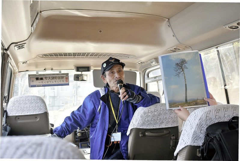 被災地を巡るツアーでガイドを務める実吉義正さん=岩手県陸前高田市で2018年2月14日午前10時1分、後藤結有撮影