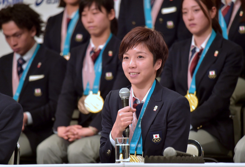 記者会見で平昌五輪をふりかえる小平奈緒(手前)=東京都港区で2018年2月26日、藤井達也撮影