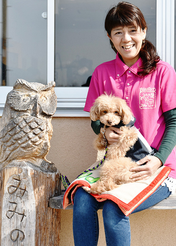 聴導犬に合格したポッキーと五十嵐恵子さん=滋賀県守山市水保町のびわこみみの里で、衛藤達生撮影