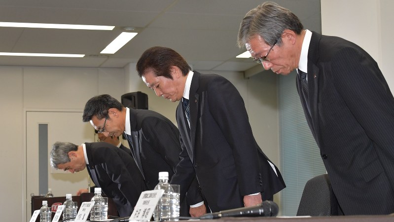 記者会見の冒頭で謝罪する三菱電線工業の村田博昭社長(右手前、肩書きは当時)=2017年11月24日、西本勝撮影