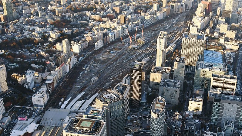 山手線の新駅建設など再開発工事が進む品川駅北側の車両基地跡地=2017年12月9日、宮本明登撮影