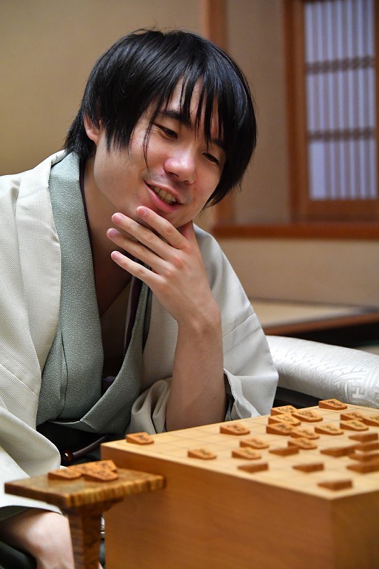 佐藤天彦名人=甲府市の常磐ホテルで
