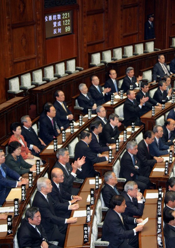 与党などの賛成多数で国民投票法が可決、成立した参院本会議。最低投票率の是非についての議論は置き去りのままだ=国会内で2007年5月14日、長谷川直亮撮影