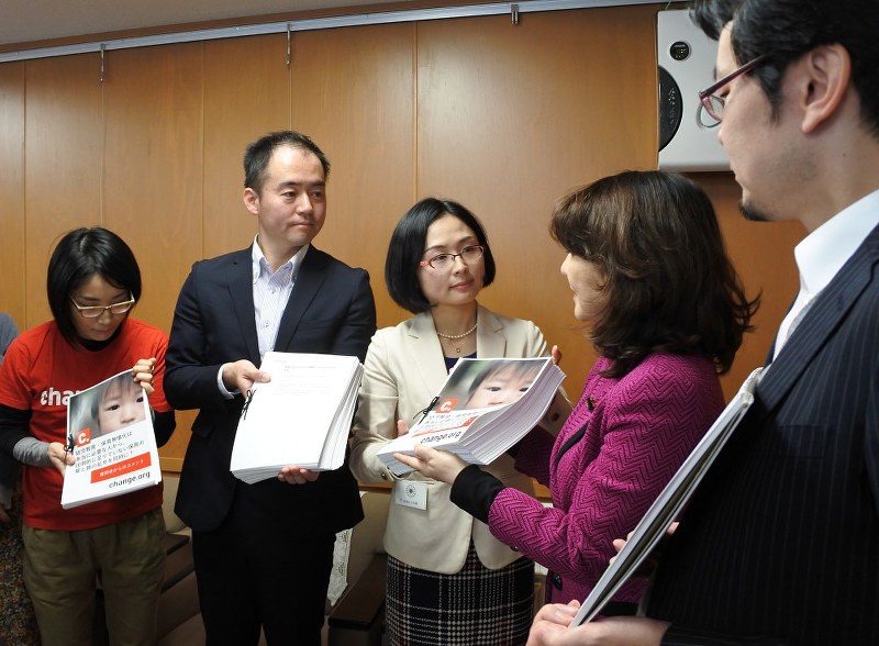 「無償化より待機児童解消の優先を」と訴え、自民党本部を訪れ3万人を超える署名を提出した保護者たち=東京都千代田区で2017年11月27日、藤沢美由紀撮影