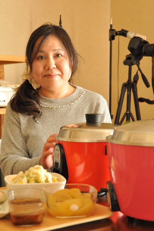 大同電鍋を使った料理を研究する川口美恵さん=神奈川県小田原市で