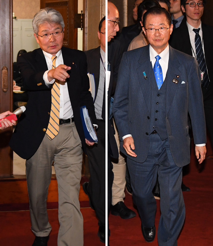 <右>中座していた衆院予算委員会の理事懇談会に戻る河村建夫委員長<左>理事懇談会を退席する理事の立憲・逢坂誠二氏=いずれも国会内で27日、川田雅浩撮影